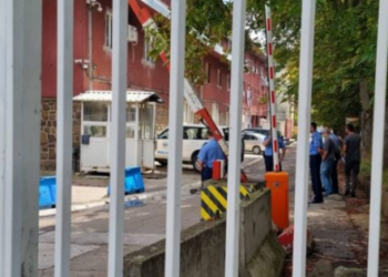 Çfarë po ndodh? Serbët mblidhen në veri të stacionit të Policisë së Kosovës