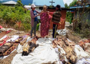 E pazakontë! Familjarët veshin kufomat e të afërmve të vdekur, madje iu ndezin cigare (FOTO)