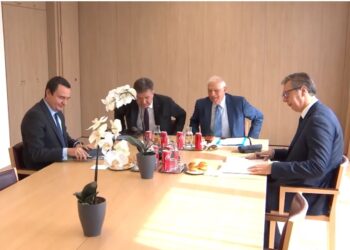 Coca Cola dhe hamburgera, “Vuçiç si në funeral”, tryeza e dialogut tërheq vëmendjen