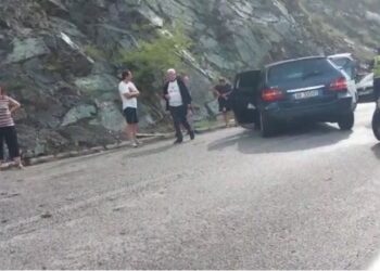 Furgoni me targa zvicerane përplaset me dy mjete në Elbasan-Librazhd. Disa të plagosur