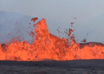 PAMJET / Spektakël në Islandë, shpërthimi i vullkanit mahnit turistët