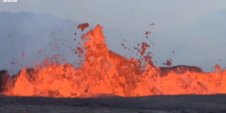 PAMJET / Spektakël në Islandë, shpërthimi i vullkanit mahnit turistët