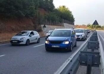 Qytetarët nga Kosova drejt bregdetit të Shqipërisë, radhë kilometrike në Rrugën e Kombit/ Në Morinë kalohet pa kontrolle