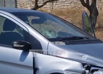 ‘Benz’-i përplaset me motorin në Vlorë/ 37-vjeçari përfundon në spital në gjendje të rëndë