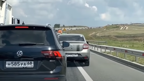 Përplasja Rusi-Ukrainë/ Qytetarët largohen edhe nga Krimea, radhë kilometrike të makinave