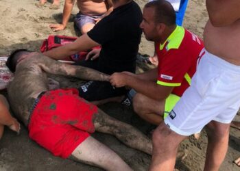FOTO/ Ndodh mrekullia! Po mbytej në det, dy rojet bregdetare dhe pushuesit i shpëtojnë jetën të riut në plazhin e Spillesë