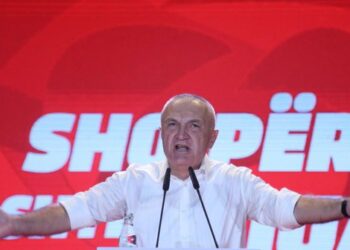 S’mund të jesh edhe spiun, edhe patriot!