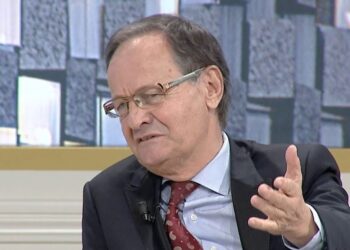 “Agron Llakaj qëlloi me automatik, Koço Devole me këmbë përpjetë”, Mitro Çela tregon koncertin për 6 dëshmorët e UÇK