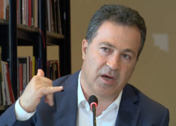 “Kërkojnë helikopterin për të shuar zjarret dhe vetë janë në plazh”/ Peleshi kryebashkiakëve: Pushimet mos i bëni në Gusht