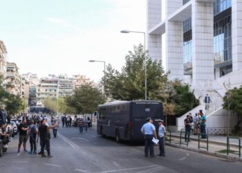 “Kam tritol me vete!”/ I riu alarmon policinë, hyn me makinë në gjykatë