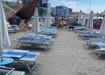“Shkretëtirë” në plazhet shqiptare/ Greqia shënon shifra rekord fitimi nga turizmi, më shumë se në 2019-tën