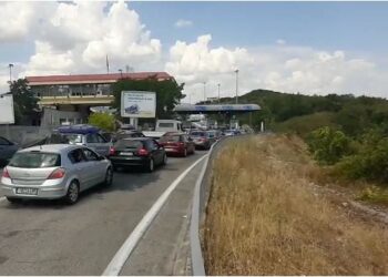 Fluksi i lartë i shqiptarëve që kthehen në atdhe, pala greke shton sportelet në Kakavijë