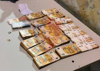 “Lumë” parash në kufi, kush është 53-vjeçari nga Shkodra që iu gjetën 202 mijë euro të fshehura brenda makinës