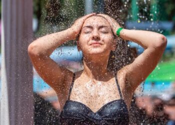 Parashikuan mot ekstrem dhe qeveria anuloi festën vjetore të fishekzjarreve/ Shkarkohen nga puna meteorologët