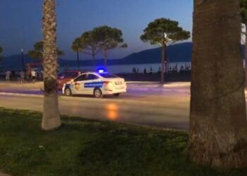 Po kalonte në mes të rrugës / Qytetari rrëzohet përtokë në Vlorë, dërgohet në spital