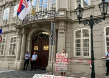 Aktivistët çekë mbështesin Kosovën, protestojnë para ambasadës së Serbisë: Miqtë e Rusisë nuk janë të mirëpritur këtu