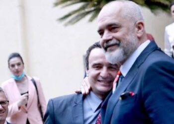 Vëllai i madh shpëton vëllain e vogël