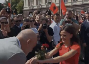 VIDEO/ Rama e uron Luiza Gegën me gjestin e veçantë, i puth duart kampiones së Europës