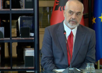 Masat mbi situatën e zjarreve/ Rama mbledh kryebashkiakët: Një pjesë e juaja nuk e kuptojnë dhe nuk e bëjnë detyrën