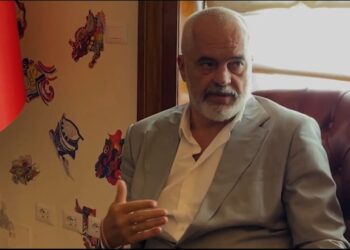 Bij të heronjve që humbën jetën në krye të detyrës, 15 fëmijë marrin statusin e përkujdesjes së Republikës! Rama: Gjithmonë me ju