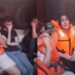 VIDEO/ Dramë e rrezikshme në Jon, dhjetëra emigrantë bllokohen në det pasi u prishet anija. Mes tyre fëmijë