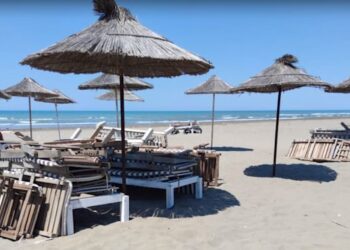 Lirohen hapësira në plazhin e Darëzezës dhe Divjakës, sekuestrohen 169 çadra dhe 338 shezlongë