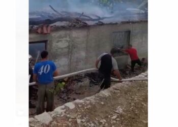 Banesa në Berat shkrumbohet nga rrufeja, shpëtohen 4 anëtarë të një familje: Zjarrfikësit mes flakëve nxjerrin të paprekur edhe sirtarin me 20 mijë euro