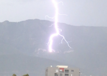 FOTO/ Rrufeja ‘shkarkohet’ në Dajt, gazetari nxjerr pamjet, Paloka kërkon të bëjë ironi: Andej nga Surreli hiç ëëë? Apo…!