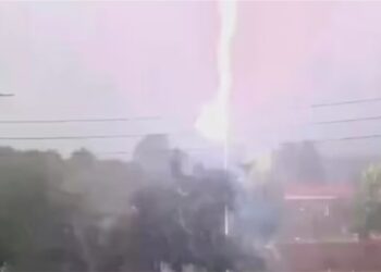 Rrufeja godet shtyllën e tensionit të lartë në Berat, ambienti përreth “shpërthen”në flakë