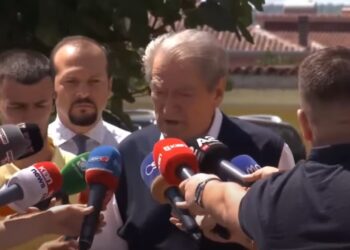Berisha s’ndal akuzat edhe gjatë ngushëllimeve në familjen e 7-vjeçares: E vrau xhelati skafist i qeverisë