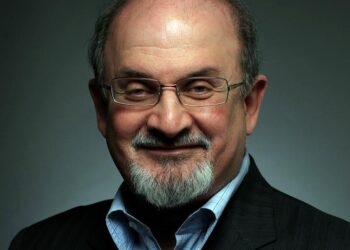 VIDEO/ Shkroi “Vargjet Satanike”, sulmohet me thikë në skenë shkrimtari i njohur Salman Ruzhdie. Shikoni pamjet