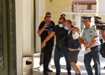 “I kërkoj falje fëmijëve të mi”/ Shqiptari që masakroi me thikë gruan, bërtet para gjykatës me pranga në duar