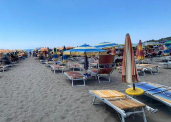 Rritja e çmimeve dhe rënia e euros/ Pas jugut “boshatiset” edhe plazhi i Shëngjinit