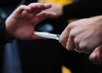 Dy të mitur sulmojnë dhe plagosin me thikë një 21-vjeçar në Vlorë