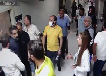 “Do të zbraz në gojë plumbat e armës”/ Pacienti ‘përleshet’ me mjekun: Kam një çip në tru, dua të ma heqësh!