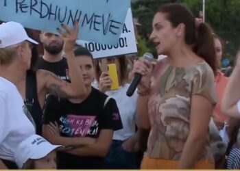 “Faleminderit Zhaklin për gjithçka bën”/ Sherr tek protesta për 11-vjeçaren e përdhunuar, Fifi reagon: E organizova unë!