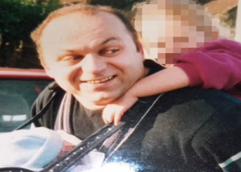 Babai shqiptar i vë flakën vetes para syve të djalit adoleshent, si e “morën në qafë” borxhet në lojërat e fatit