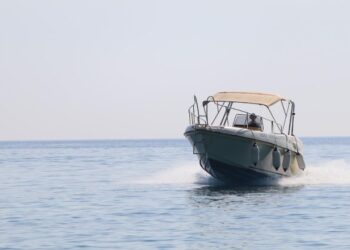 E rëndë në Himarë/ Skafi godet për vdekje një fëmijë në plazhin e Potamit