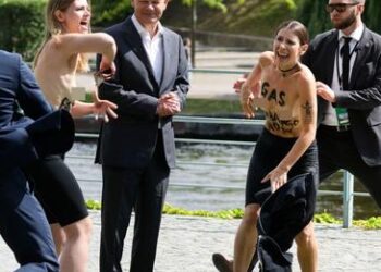 “Embargo gazit tani!”/ Protestueset “topless” rrethojnë kancelarin Scholz (FOTO)