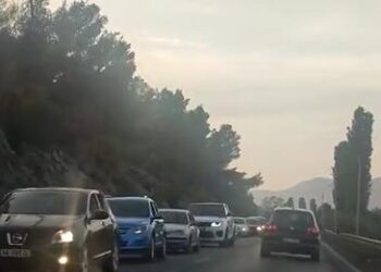 E diela e fundit e gushtit ‘kaos’ trafiku në Lezhë/ Dyndje turistësh që lënë plazhet e Tales dhe Shëngjinit