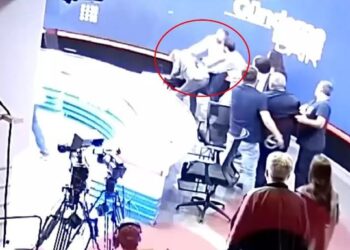 VIDEO+FOTO/ Degjeneron keq situata. Studio e TV kthehet në “ring boksi”, deputeti dhe truproja i tij rrahin gazetarin. Prezantueses i bie të fikët