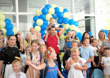 Pavarësia e Ukrainës/ Veliaj surprizon fëmijët e refugjatëve me dhurata: Lufta nuk e mund dot dijen. Tirana do ndihmojë në rindërtimin e shkollave, kopshteve dhe çerdheve