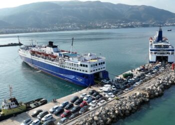 Rama poston fotot me radhë të gjata automjetesh: 2000 vizitorë mesatarisht në portin e Vlorës së fundmi