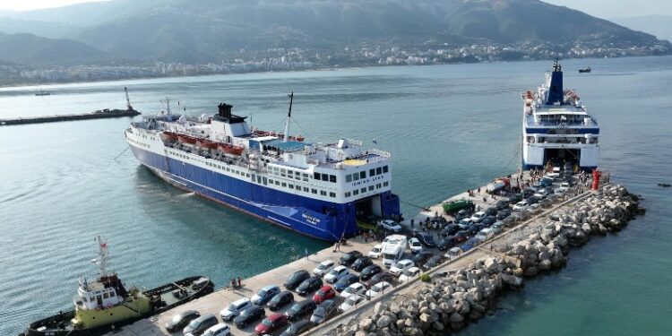 Rama poston fotot me radhë të gjata automjetesh: 2000 vizitorë mesatarisht në portin e Vlorës së fundmi