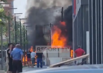 Zjarr në “Astir”/ Digjet një automjet i parkuar dhe panelet e një pallati në ndërtim