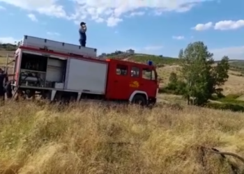 Belsh/ Zjarr me përmasa të mëdha shumë pranë banesave