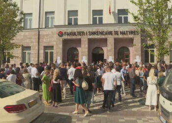 Nuk u përfshinë në paketën e rezistencës, pedagogët në protestë: Përfaqësojmë elitën, jemi lënë në harresë