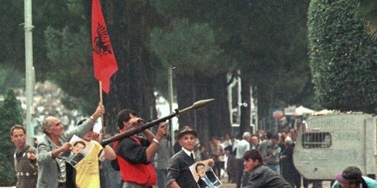 24 vite nga “14 shtatori” / Sali Berisha tentoi një grusht shteti gjatë ceremonisë mortore të Azem Hajdarit