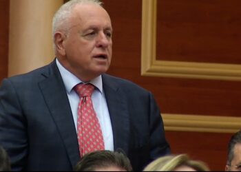Seanca nis me debate/ PD e Berishës kërkon të diskutohet për rezolutën e genocidit në Srebrenicë