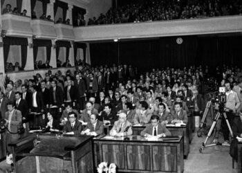 Seanca maratonë me Dritëro Agollin dhe ligjvënësin e PD që i ofroi gotën me verë